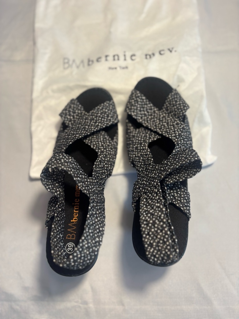 bernie mev. Black White Speckled Slip-on Heels Size 39 (8) New - Picture 2 of 7